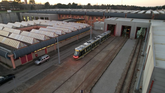 As imagens da nova carruagem do metro do Porto que já circula em fase de testes