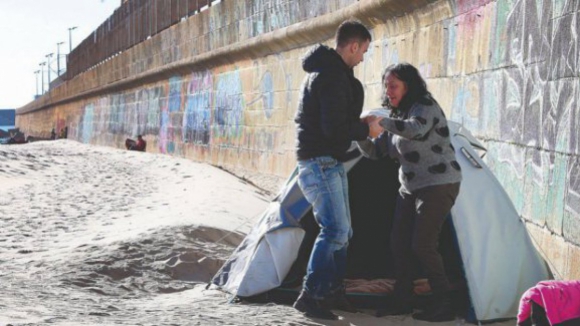 Câmara de Matosinhos diz que mãe e filho que vivem numa tenda na praia de Matosinhos recusaram alojamento 