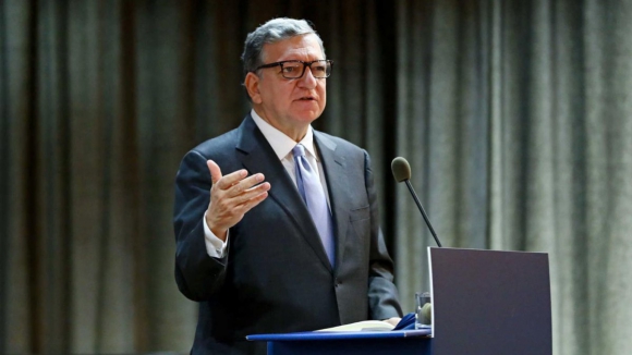 Durão Barroso afirma que os governos devem evitar a arrogância do poder