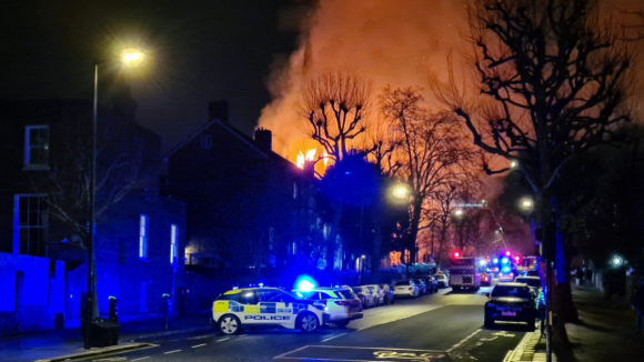 Incêndio destrói igreja histórica nos arredores de Londres 