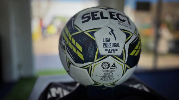 Crian&ccedil;as em tratamento oncol&oacute;gico desenham bola da final da Ta&ccedil;a da Liga
