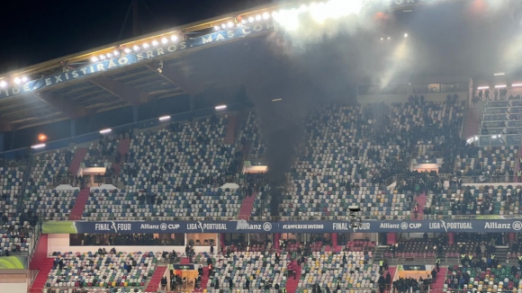 Adeptos do Sporting incendeiam estádio de Leiria