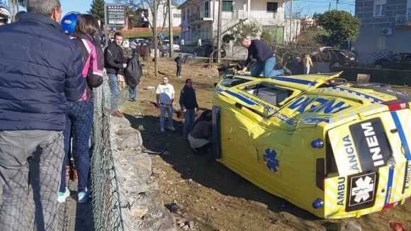 Ambulância em serviço de urgência despista-se em Felgueiras