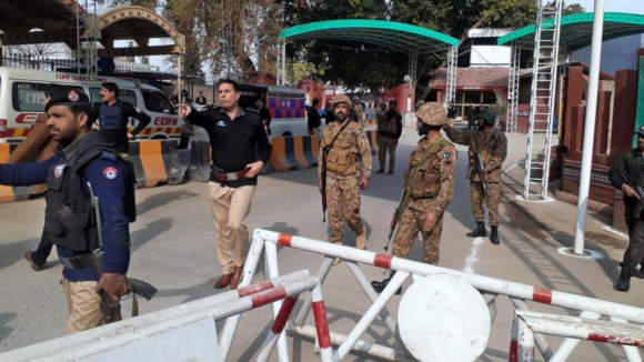 Balanço de atentado em mesquita no Paquistão sobe para 83 mortos