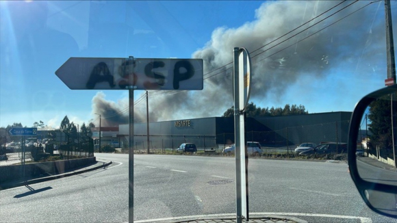 Controlado incêndio que consumiu fábrica em Paredes 