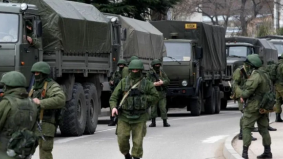 Cerca de 500 mil russos est&atilde;o a postos na fronteira. Putin poder&aacute; estar a planear nova ofensiva para assinalar um ano de guerra