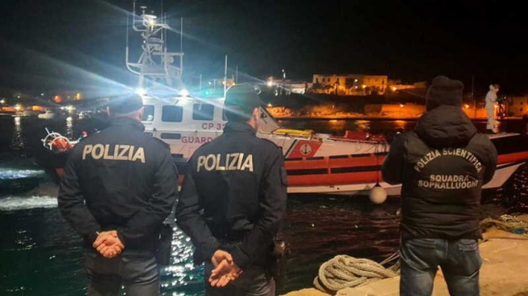 Pelo menos oito migrantes morreram de frio ao largo de Itália