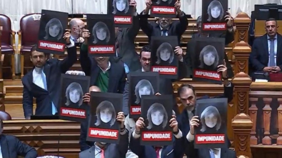 Parlamento vive mais um momento de tensão. Chega ergue cartazes contra Catarina Martins e acaba criticado