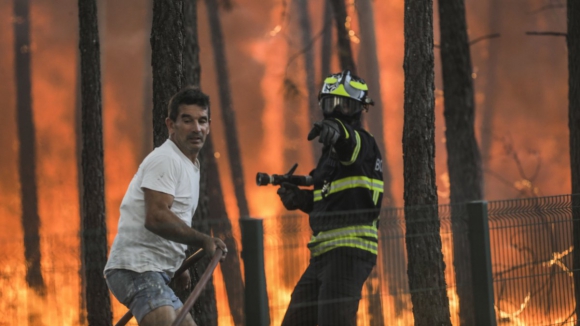 Estado deve dois milhões de euros aos bombeiros que combateram os incêndios em 2022