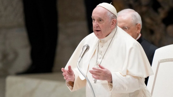 Papa diz que criminalização de homossexuais é pecado e uma injustiça