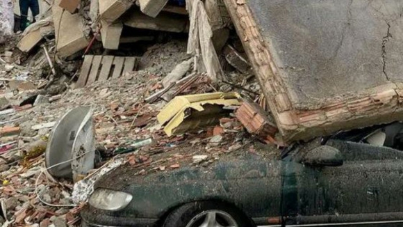 Mais de 3800 vítimas mortais no terramoto que abalou a Turquia e a Síria