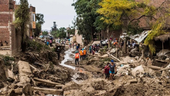 Deslizamento de terras provoca pelo menos 40 mortos no sul do Peru