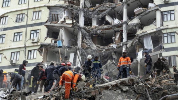 Atualização. Mais de 7.200 mortos confirmados no sismo na Turquia e Síria
