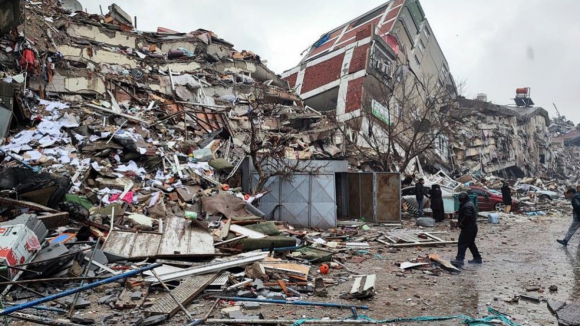 Número de mortos no sismo na Turquia e Síria aumenta para mais de 12.000
