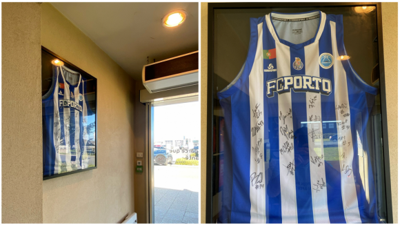 Camisola autografada do FC Porto em destaque num hotel francês