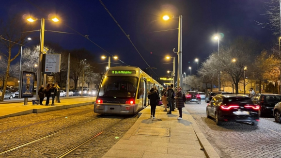 Circula&ccedil;&atilde;o do metro do Porto normalizada ap&oacute;s composi&ccedil;&atilde;o ter ficado imobilizada