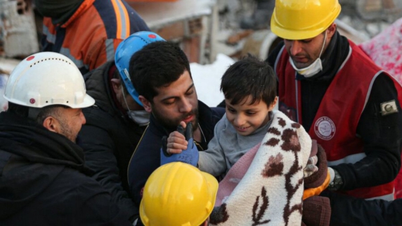 Mais de um terço dos afetados pelo sismo na Turquia são crianças