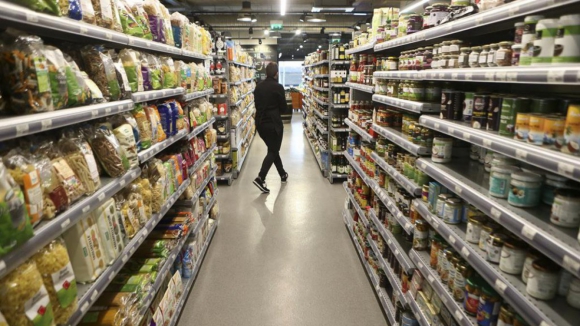 Supermercados apanhados a cobrar valores mais altos nas caixas