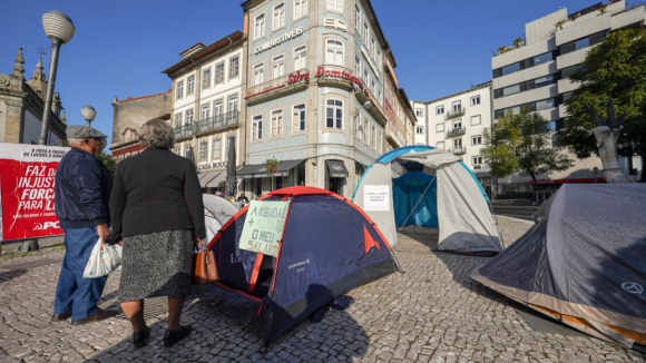 Tendas frente ao Banco de Portugal em Braga para exigir habitação acessível