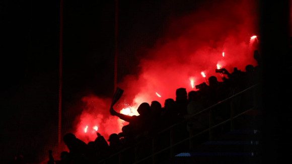 Confrontos entre belgas e adeptos do Benfica ter-se-&aacute; devido &agrave; compra indevida de bilhetes por parte dos &lsquo;encarnados&rsquo;