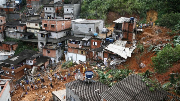 Chuvas e deslizamentos de terras fazem pelo menos 36 mortos em São Paulo