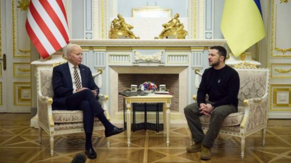 "Um sinal de apoio", diz Zelensky sobre visita surpresa de Biden