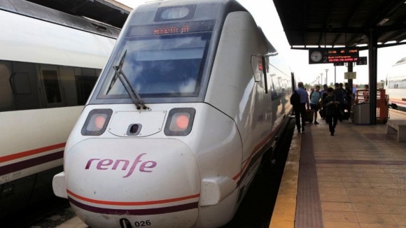 Demissão no Governo espanhol por encomenda de comboios que não cabiam em túneis
