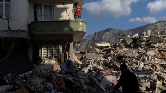Dezenas de feridos e pelo menos uma vítima mortal no novo sismo na Turquia