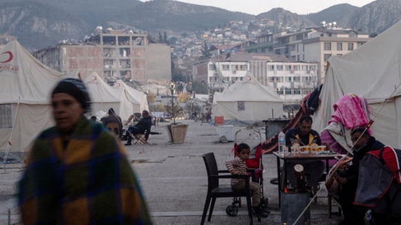 Há mais de 865 mil pessoas a viverem em tendas após sismos na Turquia 