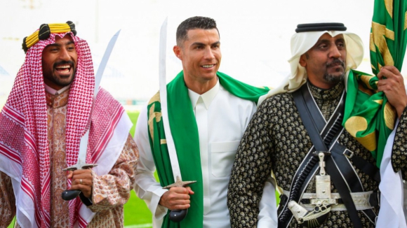 Já alguma vez viu Cristiano Ronaldo com uma espada na mão?