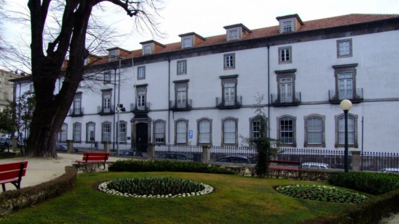 Câmara do Porto discute arrendar armazéns para depositar bens da Biblioteca Pública