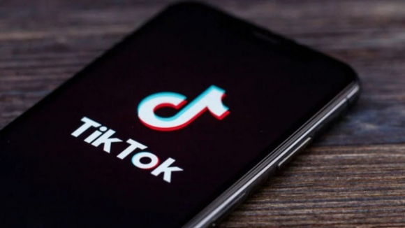Comissão Europeia proíbe funcionários de usar TikTok nos telemóveis de serviço