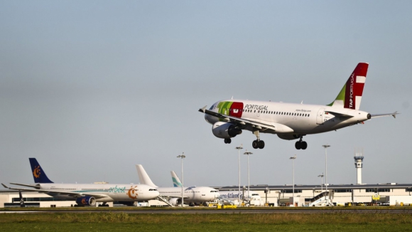 Avião da TAP com destino a Lisboa desviado devido a colisão com ave