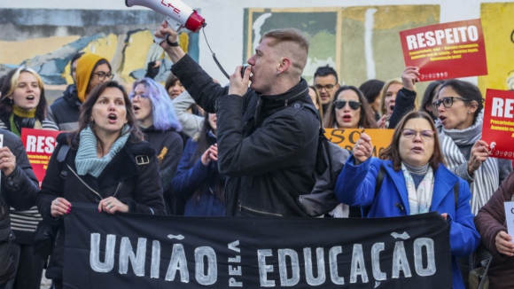 Professores concentrados em Matosinhos exigem ser ouvidos por António Costa