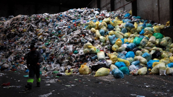 Oito municípios do Porto aproveitam lixo para dar luz a ruas e escolas