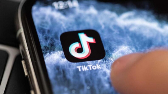 TikTok vai implementar limite de 60 minutos para utilizadores menores de idade