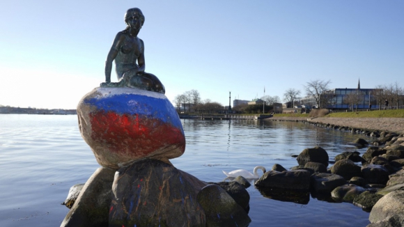 Estátua "Pequena Sereira", em Copenhaga, vandalizada com cores da bandeira da Rússia