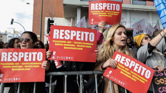 Professores regressam às ruas este sábado com manifestações no Porto