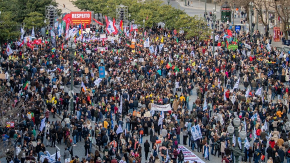 Mais de cinco mil professores ocupam Aliados do Porto em protesto contra Governo