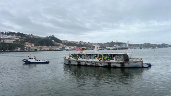 Bar flutuante Porto Rio já chegou ao estaleiro no Marco de Canaveses