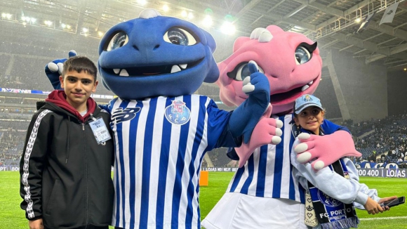 Dois jovens refugiados da Síria cumpriram o sonho de assistir a um jogo do FC Porto no Estádio do Dragão