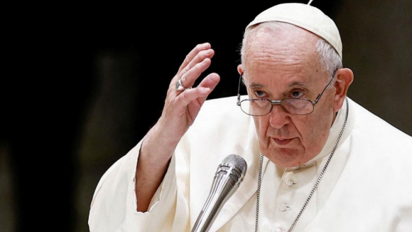 Papa diz que mulheres são "o primeiro material descartável" no mundo de hoje