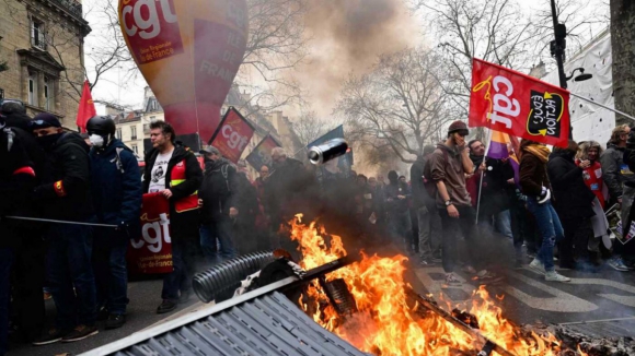 Greve contra reforma das pensões leva um milhão às ruas em Paris