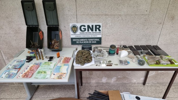 Oito detidos, 1800 doses de drogas e um papagaio. GNR termina operação de dois anos em Gaia 