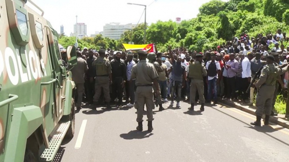 Polícia usa gás lacrimogéneo para dispersar marcha em Maputo de homenagem ao 'rapper' Azagaia