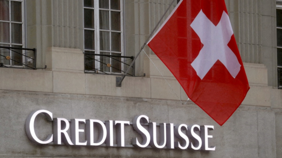 Venda do Credit Suisse provoca forte agitação nos mercados em todo o mundo