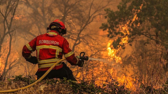 Moradores de zonas de risco impedidos de sair de casa em dias propícios a incêndios