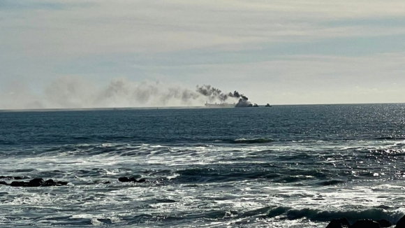 Incêndio em navio na Foz do Douro mantém-se ativo mas controlado, garante capitania