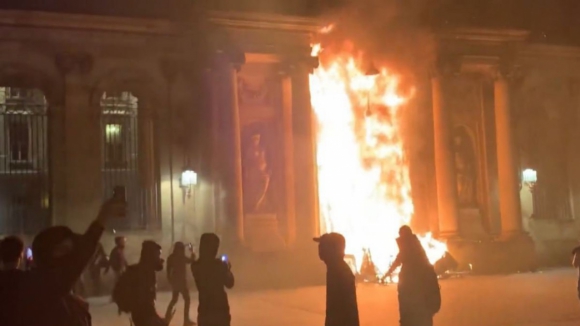 França. Manifestantes pegam fogo ao edifício da Câmara de Bordéus durante protestos