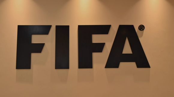 Novas regras da FIFA visam combater "conduta abusiva" dos agentes de futebol